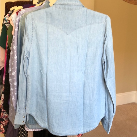 ♻️ Chambray Studded Snap Button Down Shirt - Picture 3 of 8